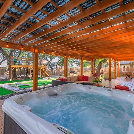 Luxurious Home With Hot Tub & Tree Deck By 6Flags سان أنطونيو المظهر الخارجي الصورة