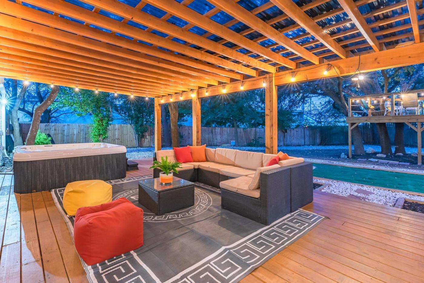 Luxurious Home With Hot Tub & Tree Deck By 6Flags سان أنطونيو المظهر الخارجي الصورة