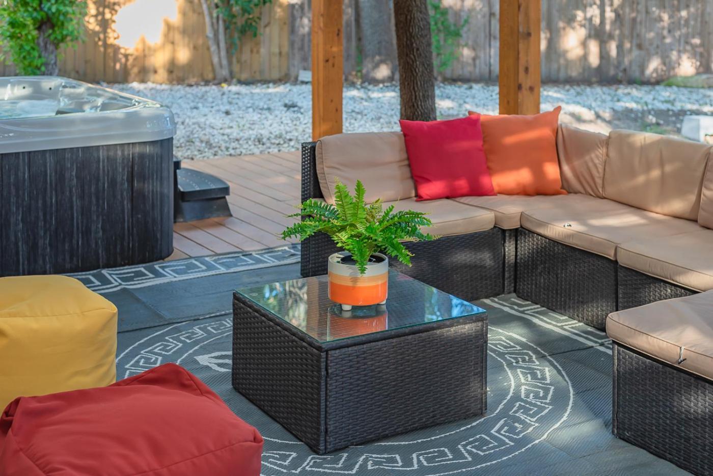 Luxurious Home With Hot Tub & Tree Deck By 6Flags سان أنطونيو المظهر الخارجي الصورة
