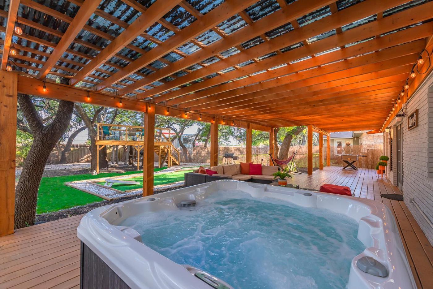 Luxurious Home With Hot Tub & Tree Deck By 6Flags سان أنطونيو المظهر الخارجي الصورة