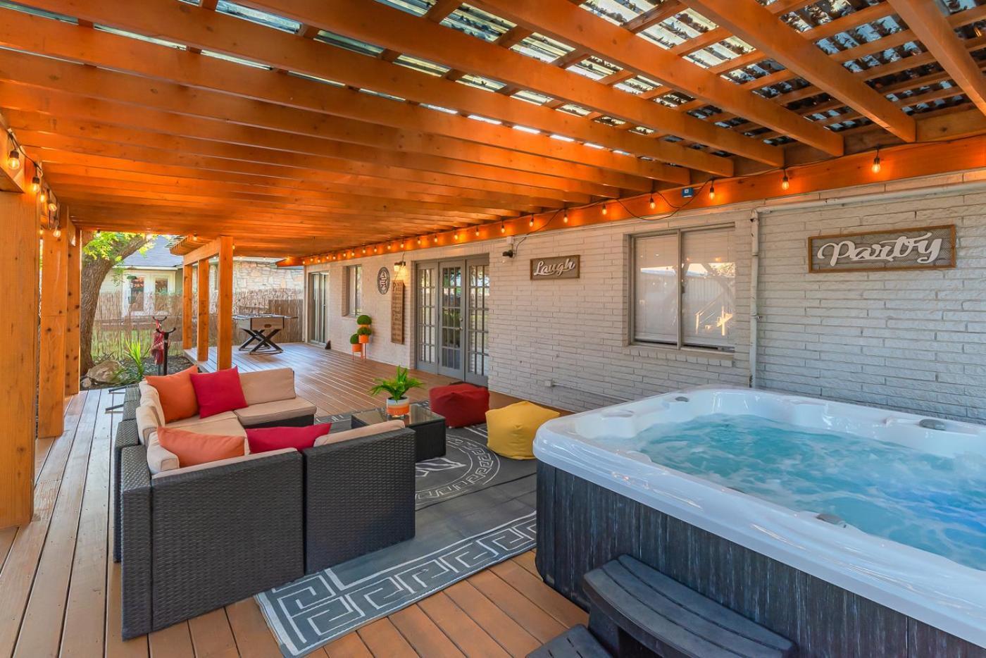 Luxurious Home With Hot Tub & Tree Deck By 6Flags سان أنطونيو المظهر الخارجي الصورة