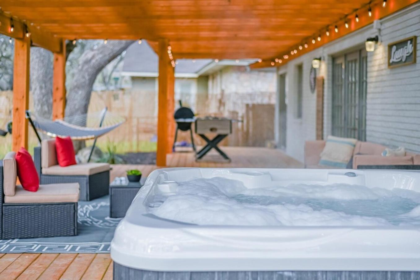 Luxurious Home With Hot Tub & Tree Deck By 6Flags سان أنطونيو المظهر الخارجي الصورة