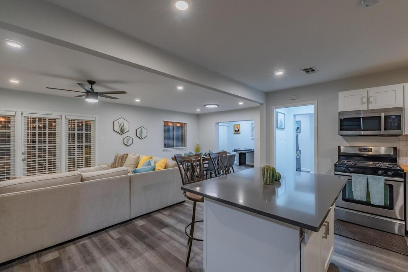 Luxurious Home With Hot Tub & Tree Deck By 6Flags سان أنطونيو المظهر الخارجي الصورة