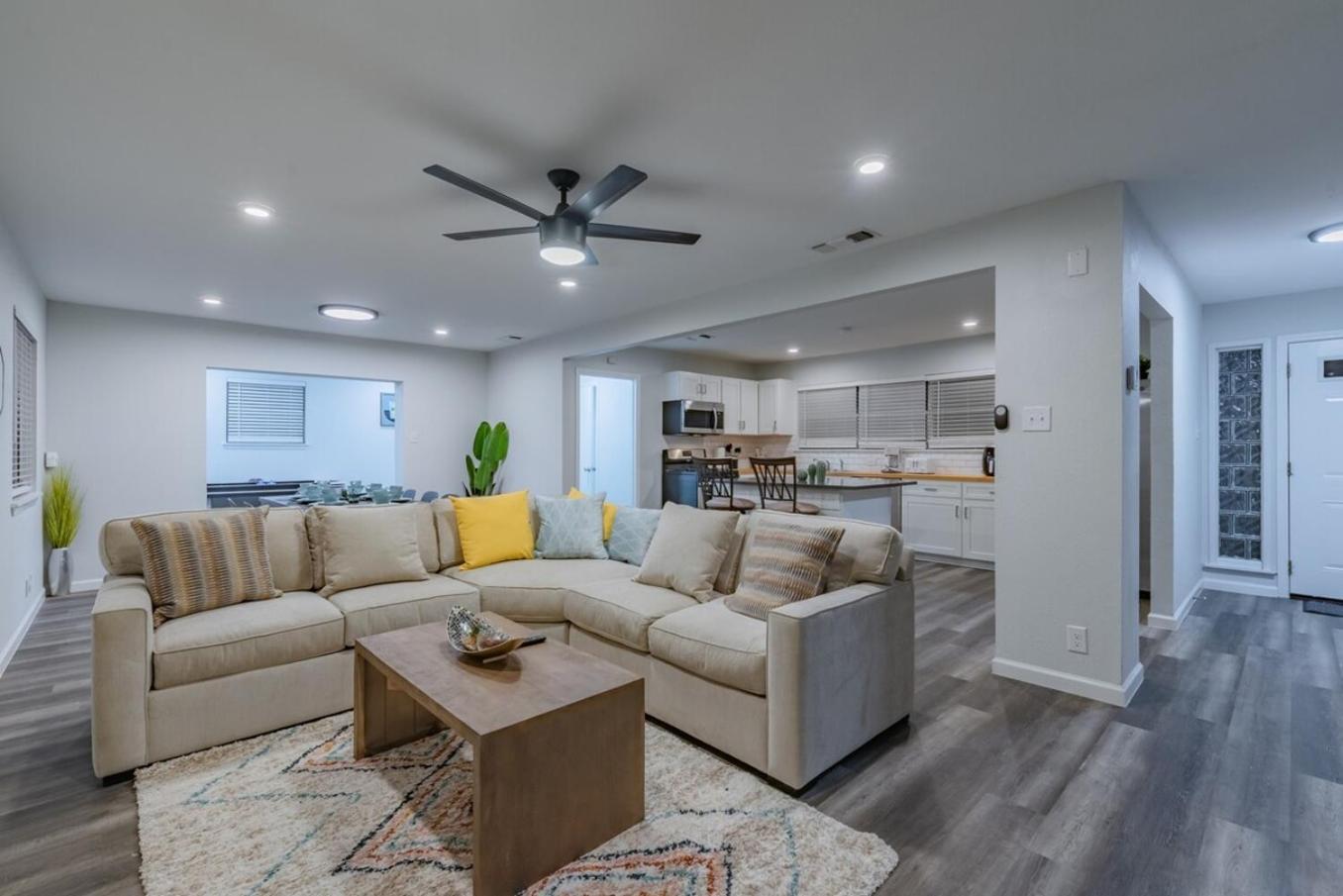 Luxurious Home With Hot Tub & Tree Deck By 6Flags سان أنطونيو المظهر الخارجي الصورة